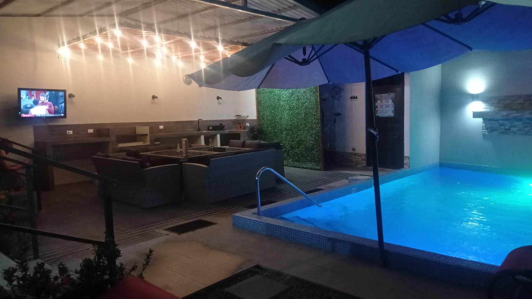 Terraza durante la noche